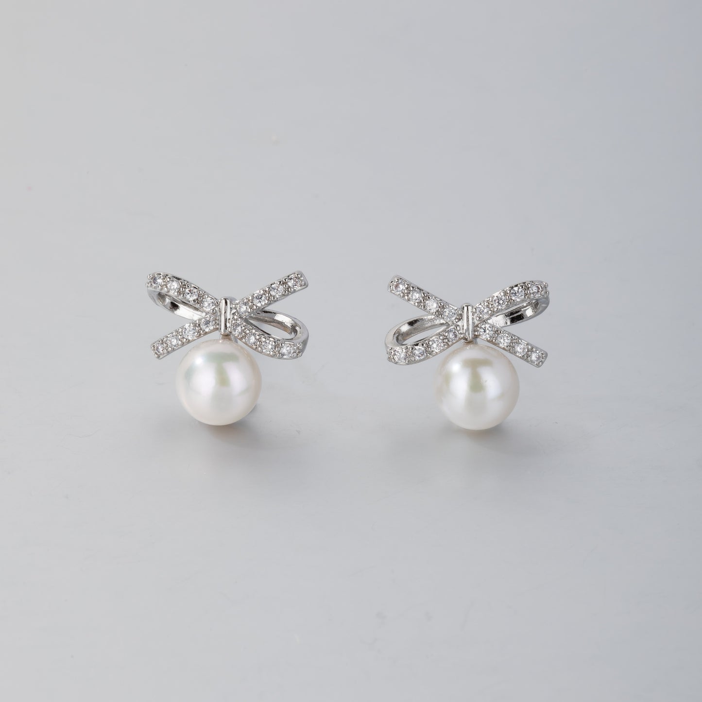 STELLA MARGARITA silver ribbon pearl stud earrings with sparkling crystals and white pearls