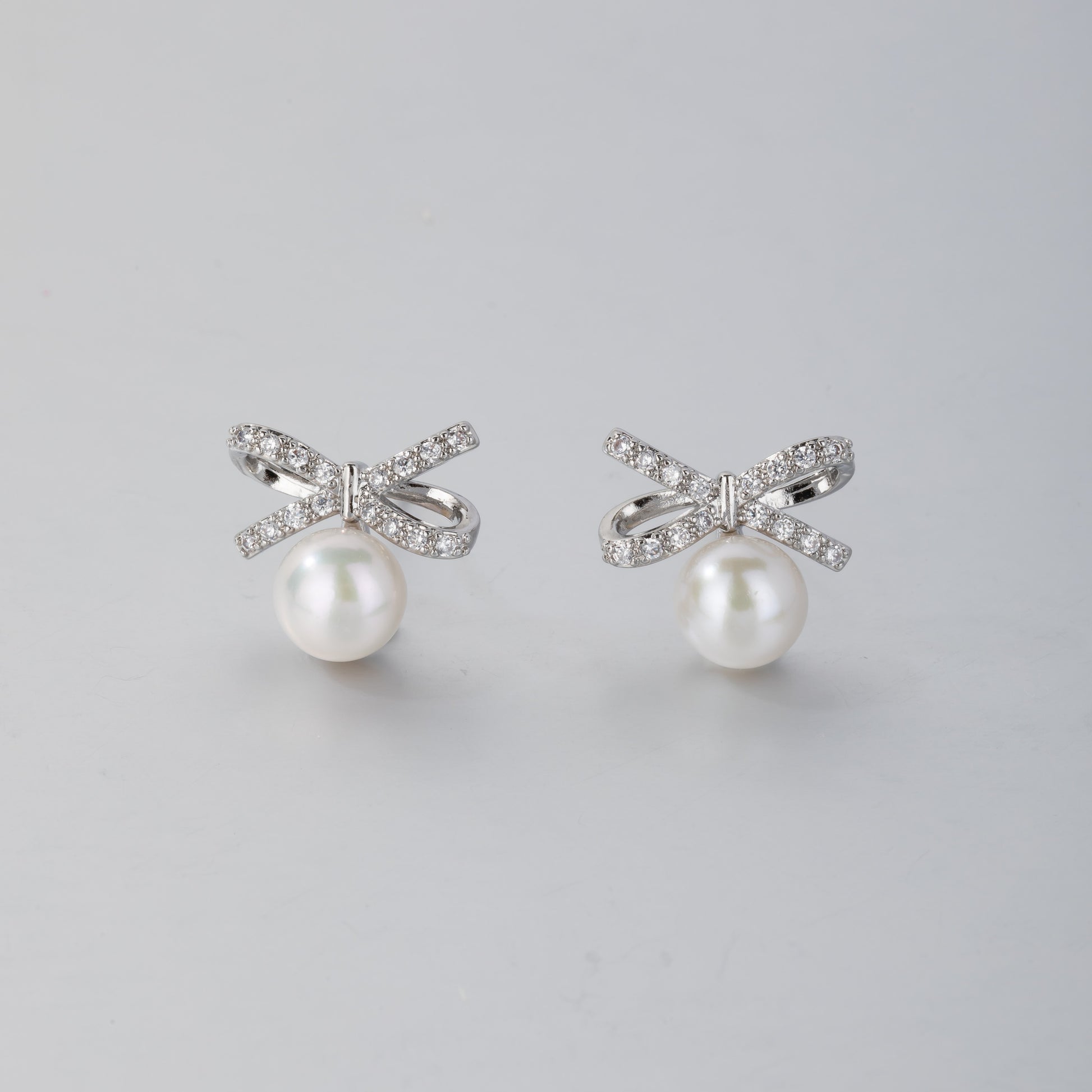 STELLA MARGARITA silver ribbon pearl stud earrings with sparkling crystals and white pearls